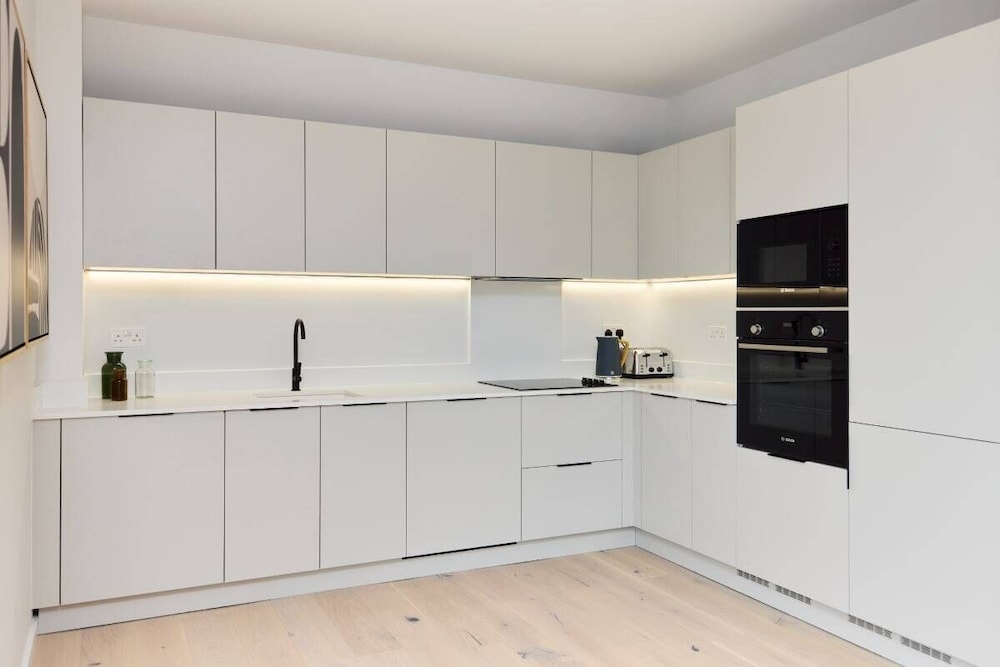 The Brondesbury Hideaway - Stylish 3bdr Flat With Balcony + Parking