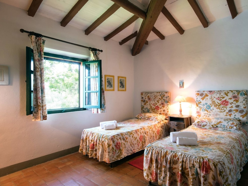 Spacious Tuscan Farmhouse photo 3