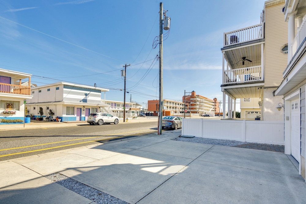 Walk to Beach: Wildwood Apt w/ Balcony!