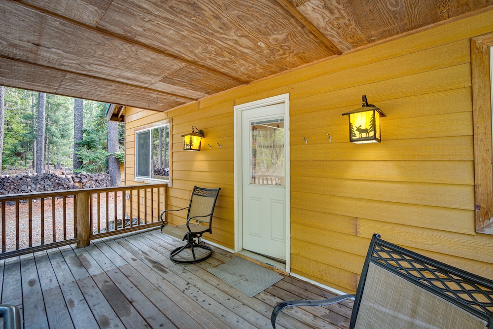 1 Mi to Lake Easton: Cabin w/ Fire Pit + Deck! view 5