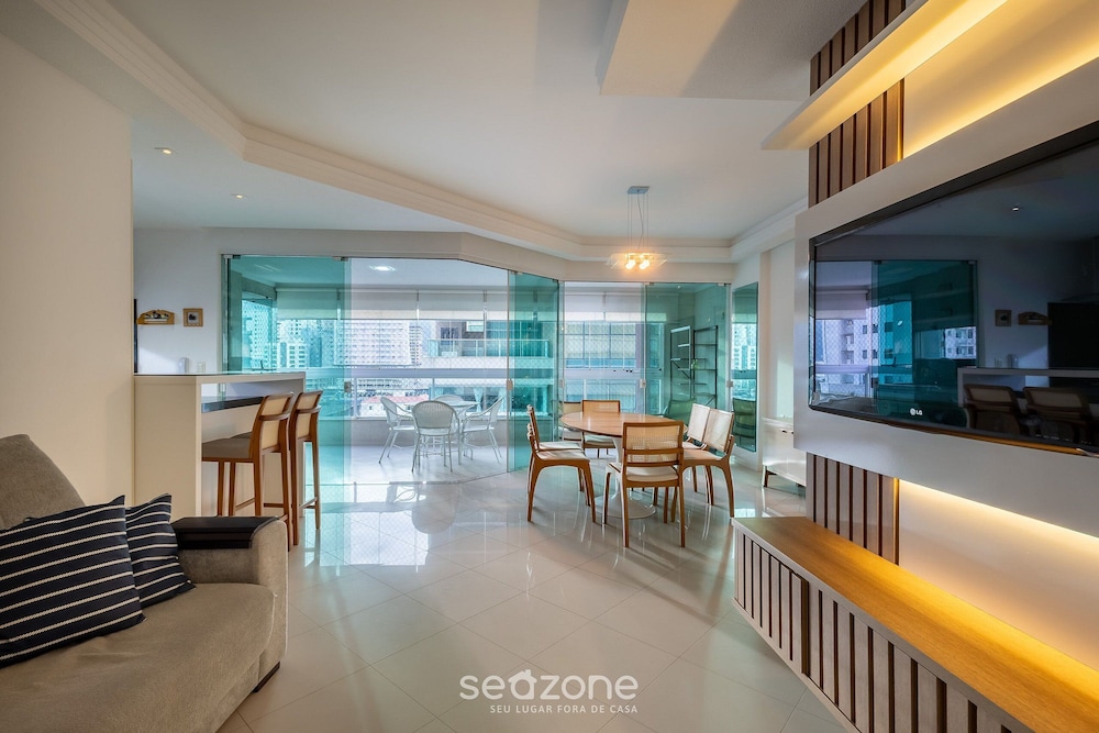 Stay Steps From the sea in Meia Praia - VIM