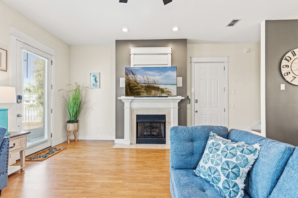 Beach House Spacious 4BR Retreat With Gulf Views & Observation Deck!