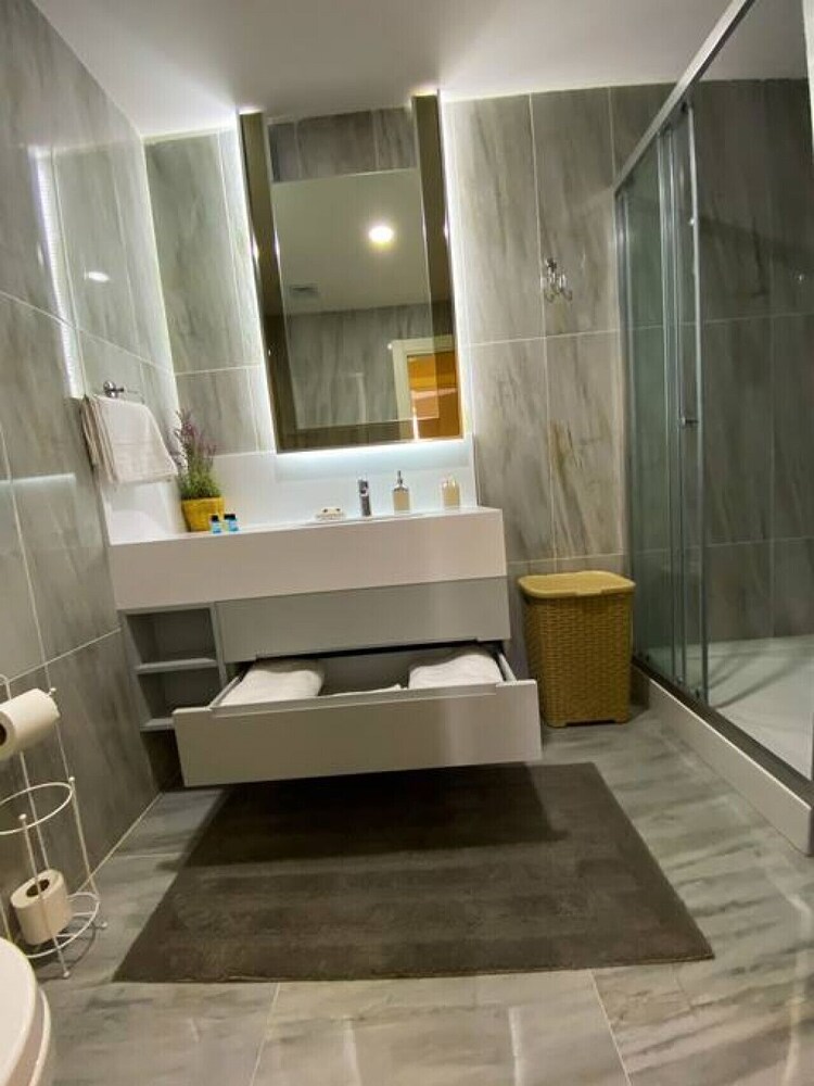 Exclusive 2 1 Apartment 2 Bathrooms - Core Living