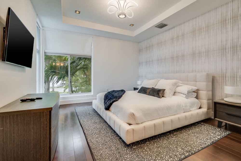 Modern Waterfront Mansion in the Heart of Las Olas Minutes From the Beach