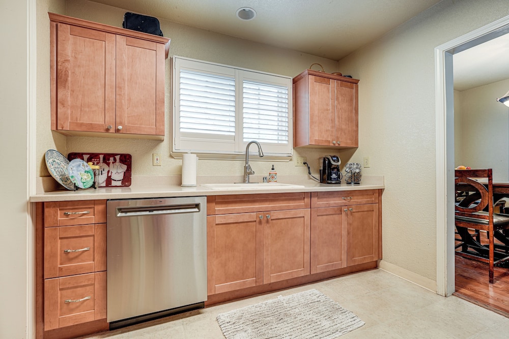 Walkable Miracle Mile Retreat w/ Peaceful Patio