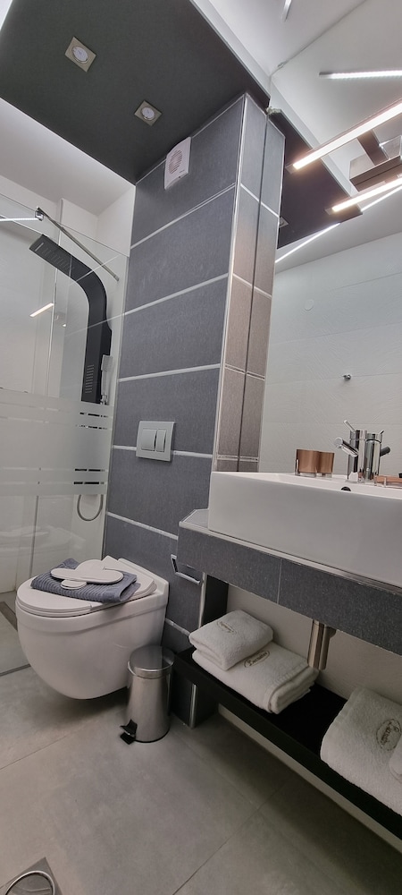 LUXSUITES