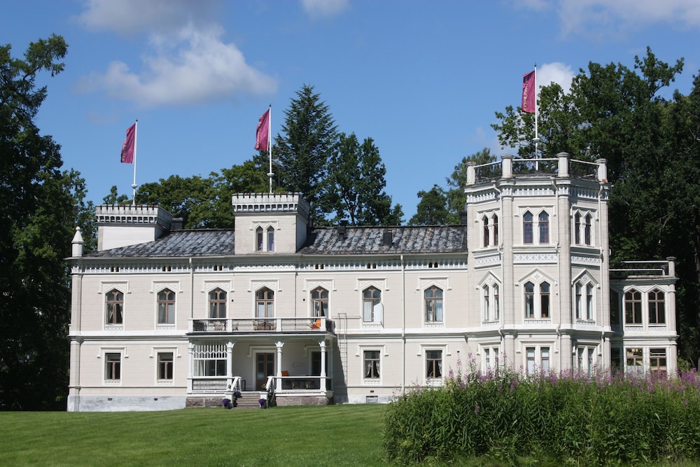 Hotel Kartanohotelli Karhulan Hovi - Image 1