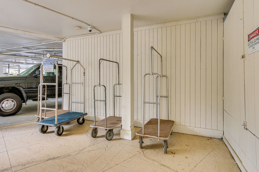 Walk to Coligny Beach Park: Condo w/ Pool Access!