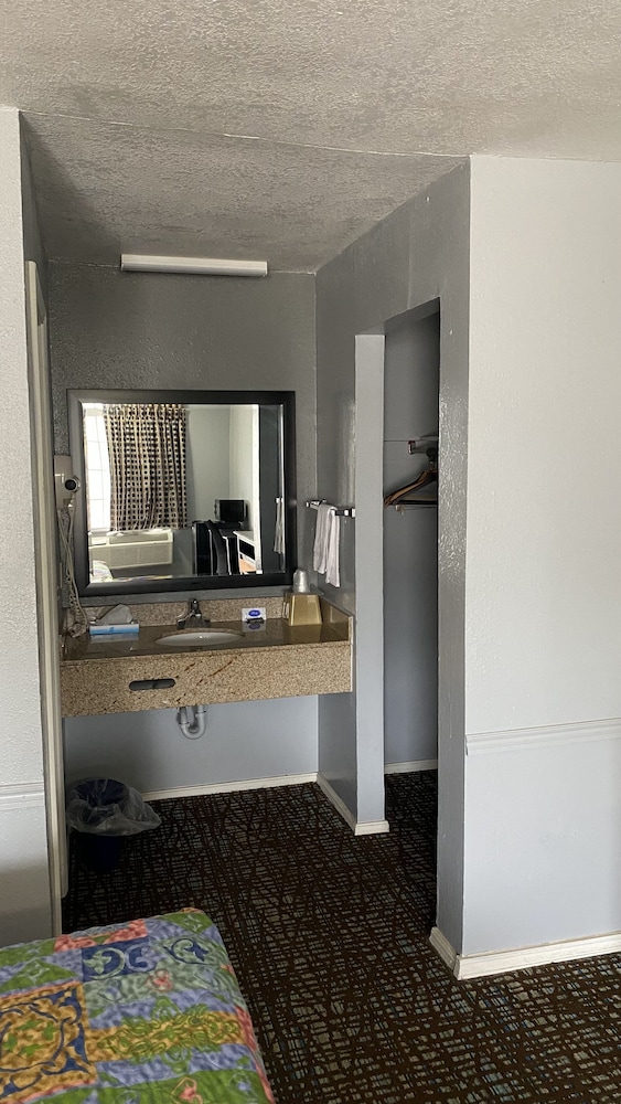 Wilshire Inn - Property Image 10