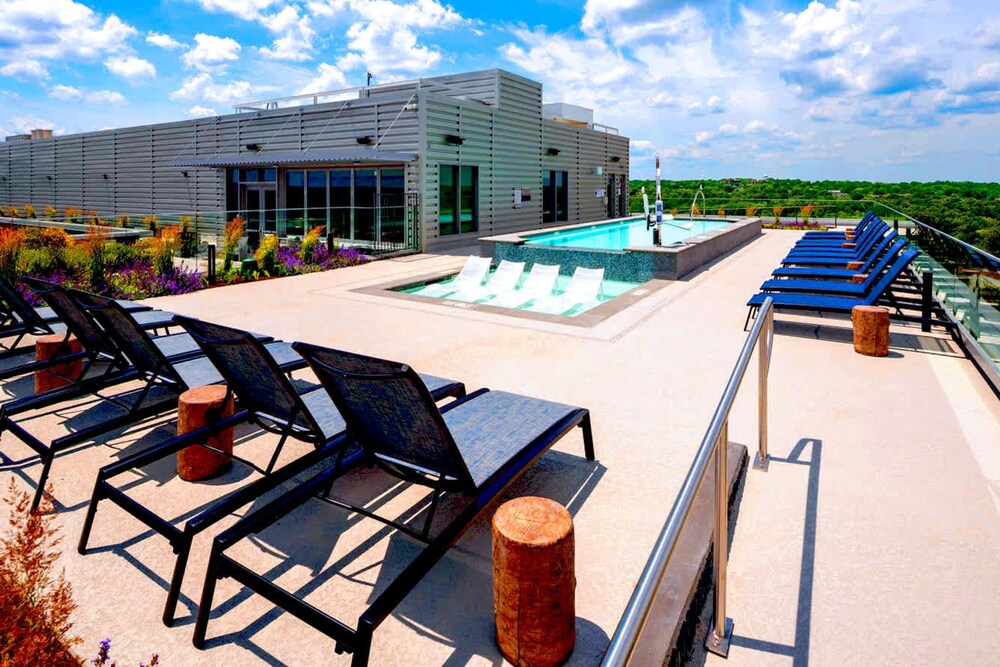 Prime Metro Proximity Condo at Clarendon