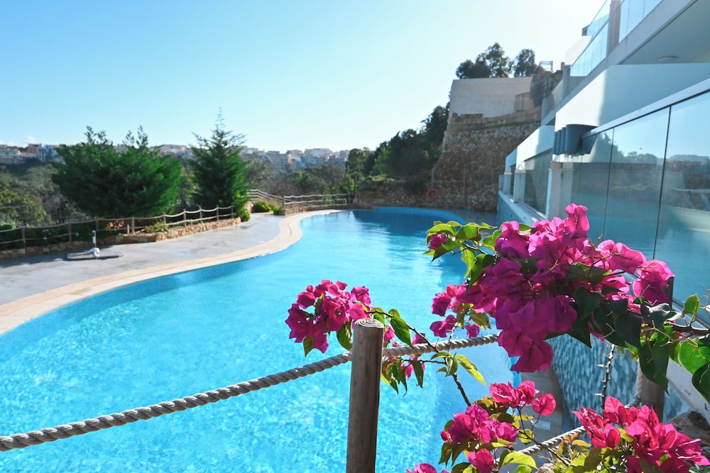 Stylish Seaview Apartment With Pool
