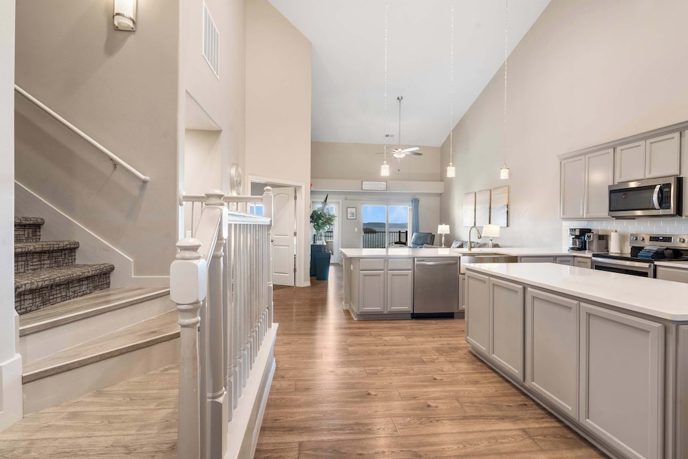 The Lakeview Penthouse 10ppl