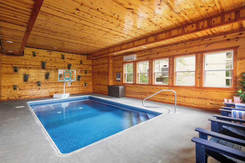 Smoky Ridge by Avantstay Renovated Cabin w/ Indoor Pool Game Room + Theater