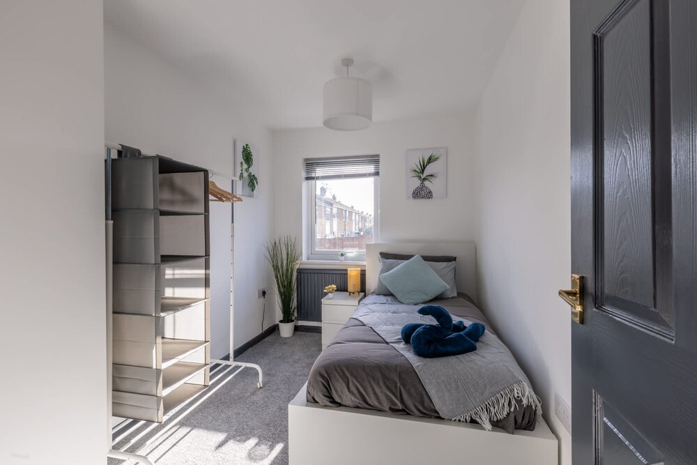 Modern 3 Bed House-free Parking