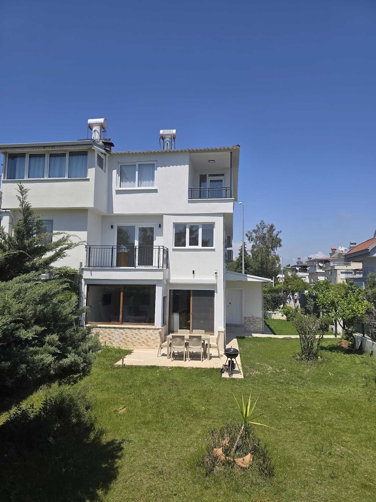 VILLA OLINDA 4 BED with huge garden