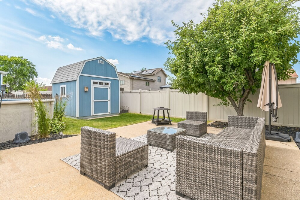Modern Retreat With Private Pool & Yard 3 Bedroom Home