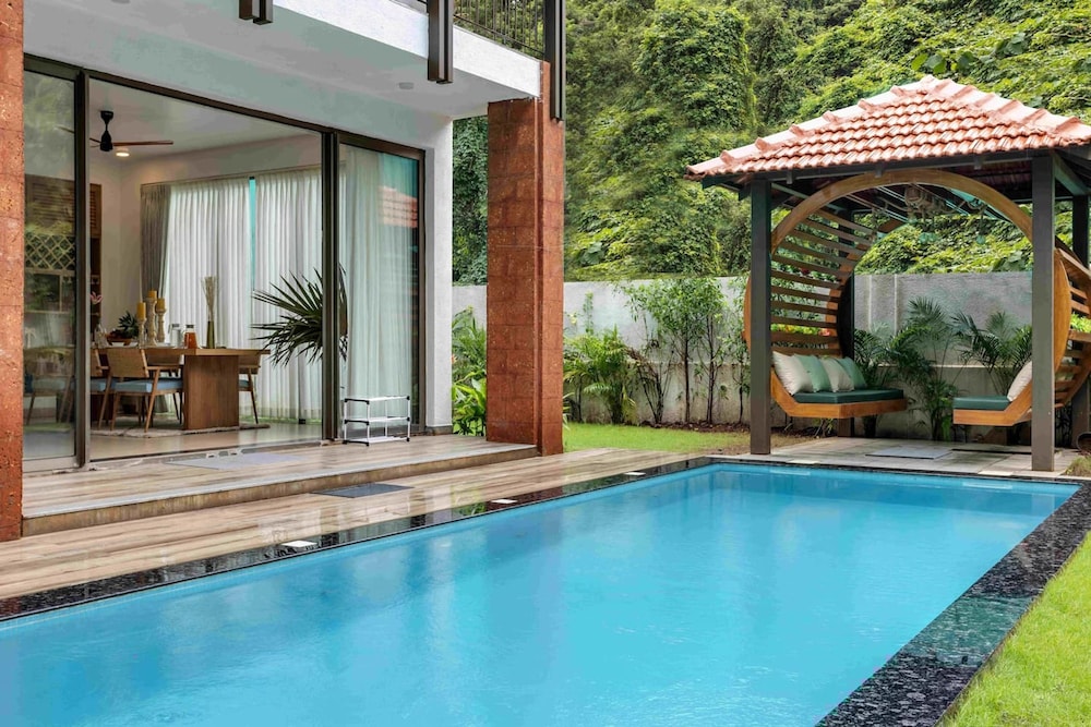 Casa Maxima - 4BR w Private Pool 1km to the Beach