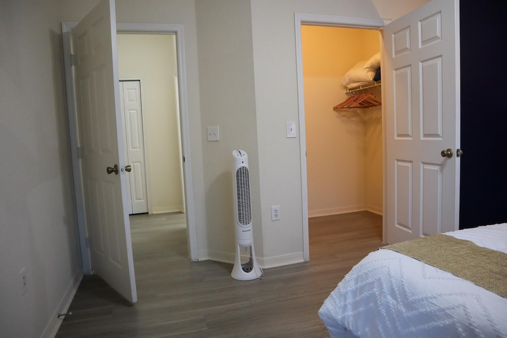 Upgraded 3 bed apt Close to Beaches and Mayo Clinic