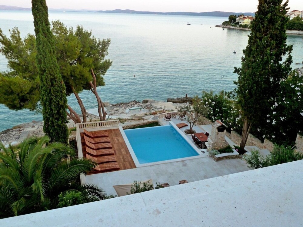 Sea Front - With Pool - H