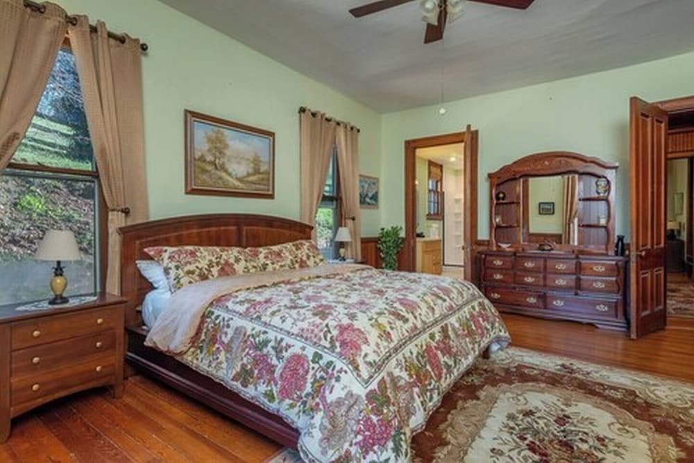 Engadine Inn  Cabins - Property Image 9