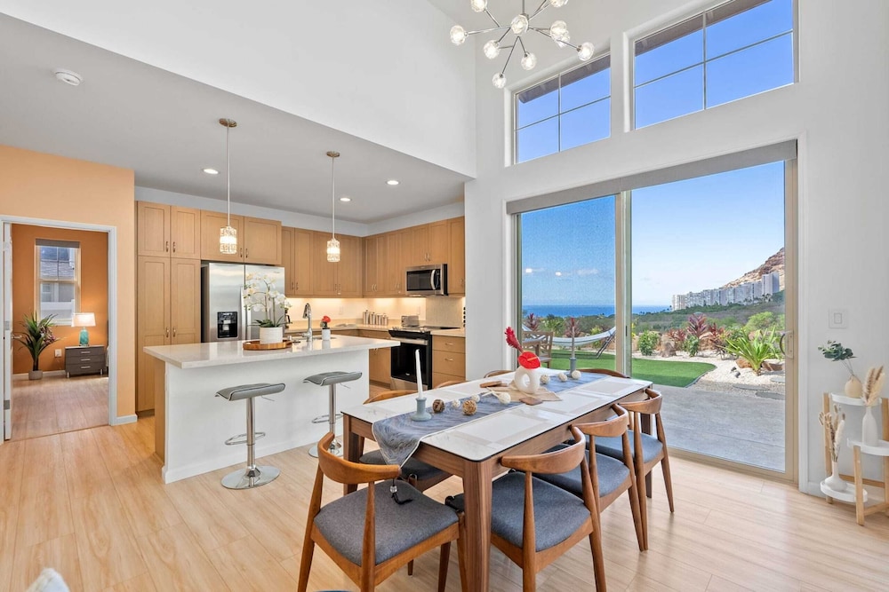 Sleeps 16, 2 Homes Ocean Views, Shared Pool + Gym, Near the Beach Avantstay