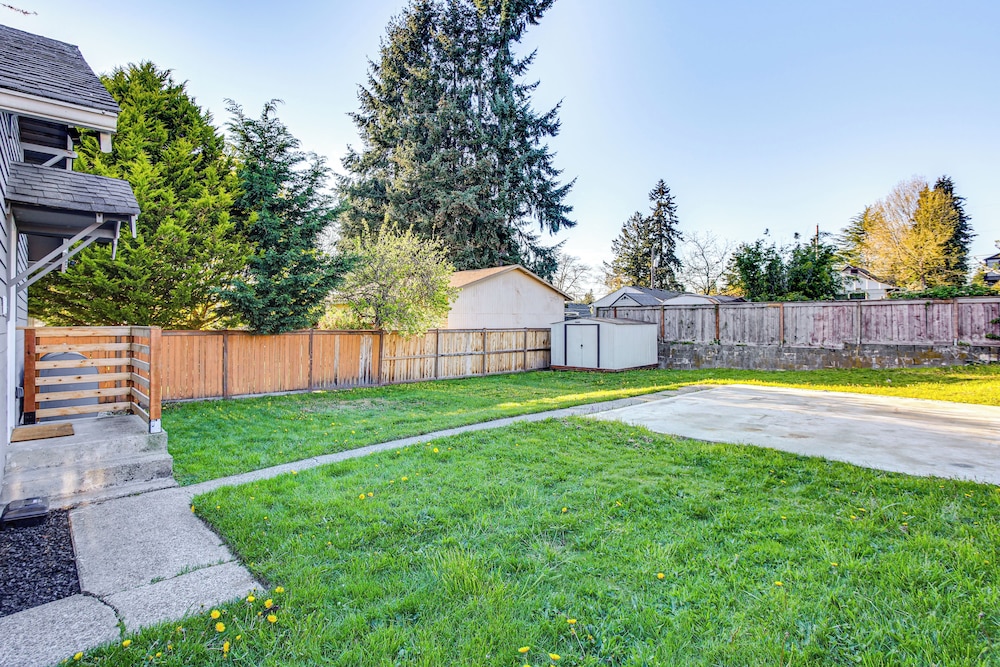 4 Mi to Several Museums: Quaint Tacoma Home