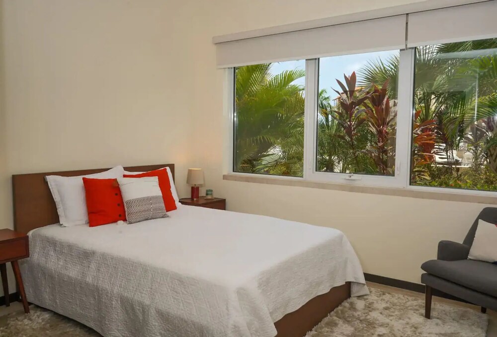 3BR Ground Level Eagle Beach Condo Pool GYM