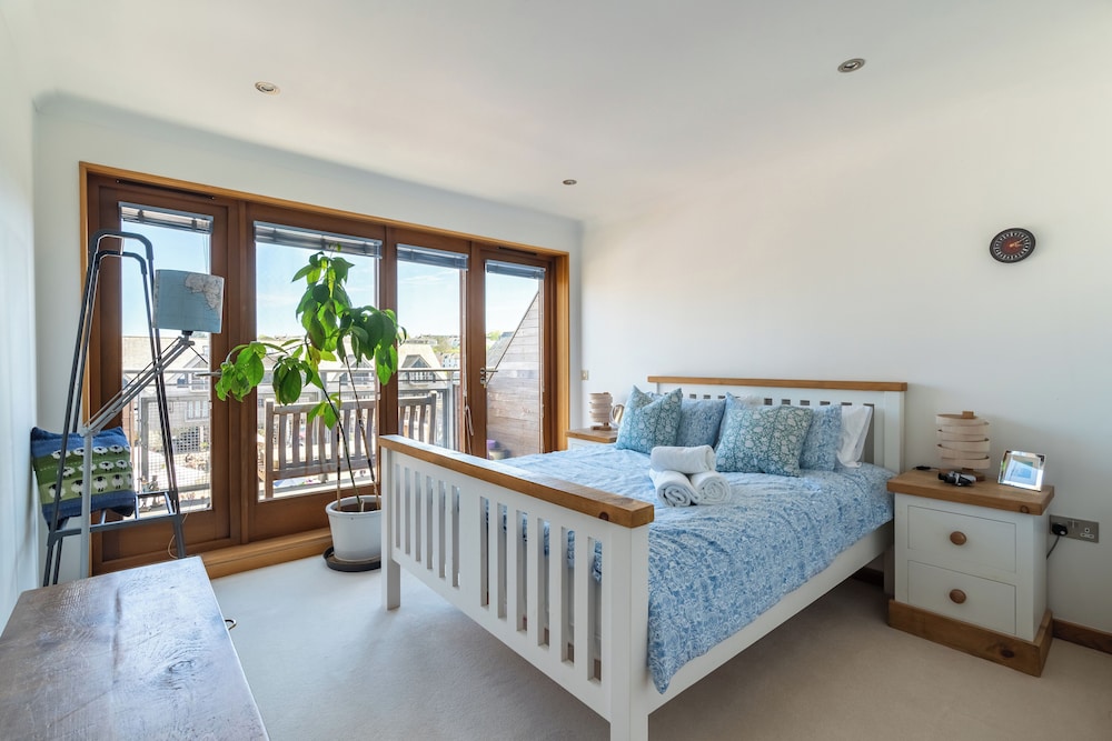 10 Maritime House