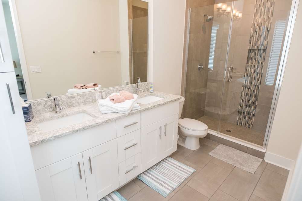 Modern 3 Bed Smarthome in Heart of Tampa