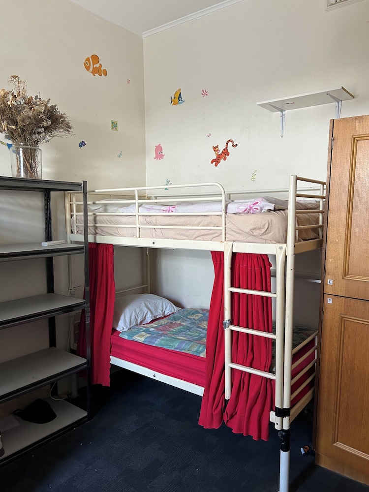 The Shiralee - Hostel