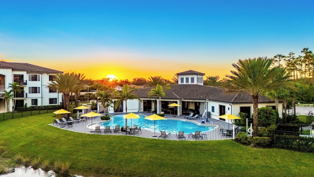 Modern 2BR Fort Myers Condo Pool, BBQ & Near Beaches