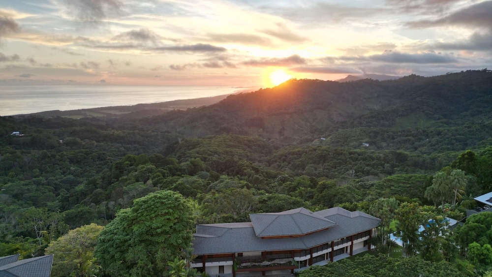 Lamangata - Luxury Surf Resort