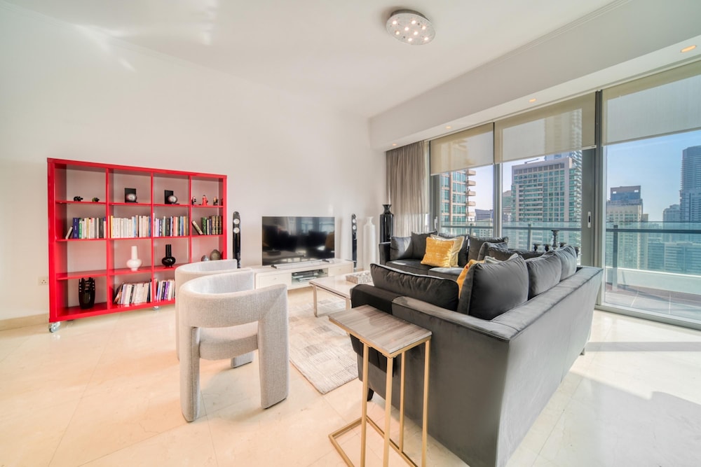 Big Bright Luxury Marina View Apt Near Beach