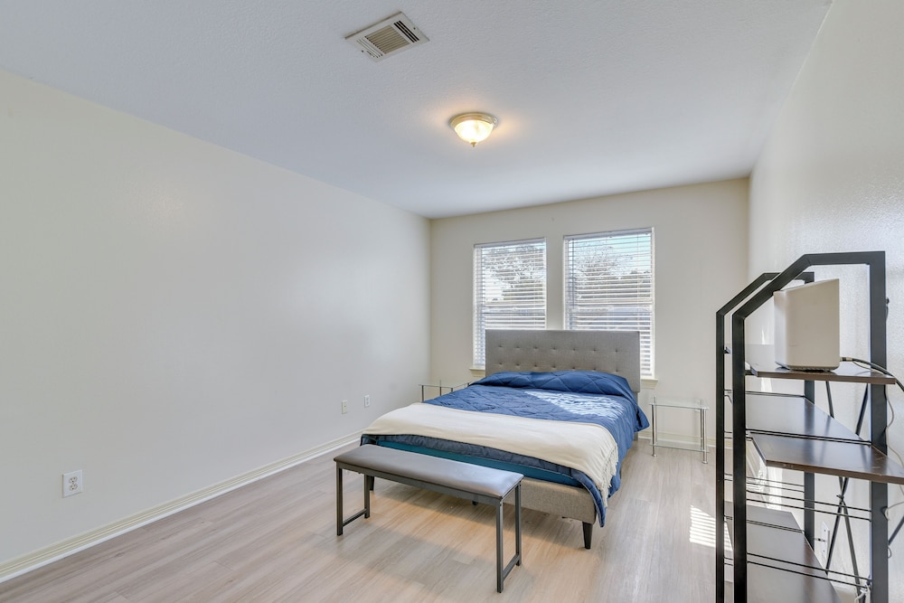 4 Mi to NRG Stadium: Spacious Houston Townhome!