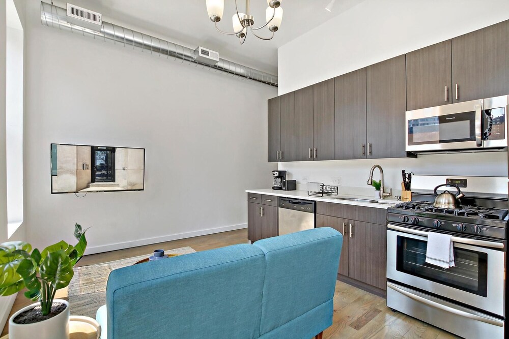 Luxe 1BR Apt - Lake 204 rep