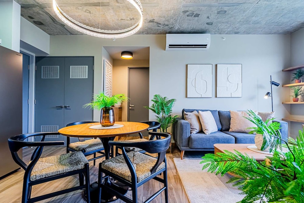w Trendy 2BR w Balcony in the Heart of Centriqo