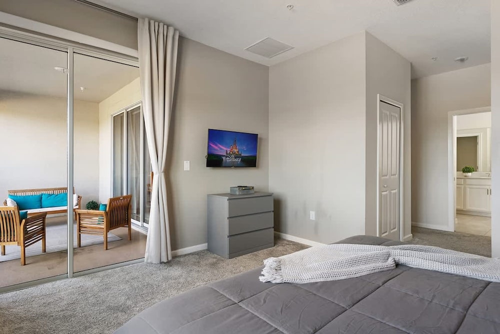 3BR up to 8 People at Champions Gate