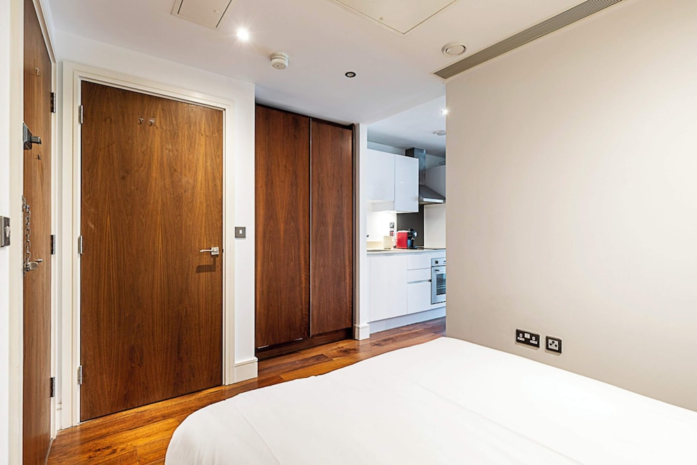 Chic Studio With Skyline Views view 3