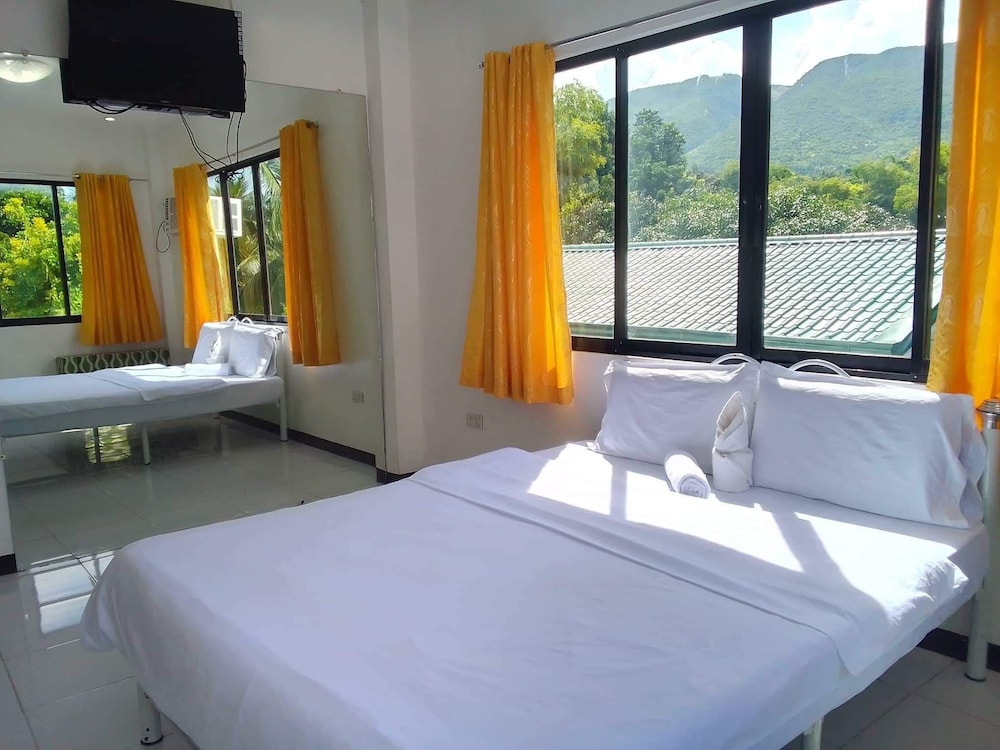 Luna Oslob Travellers Inn