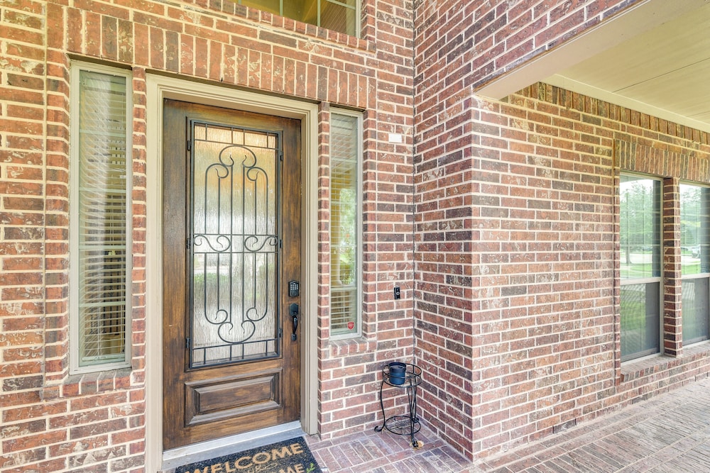 26 Mi to Houston: Spacious Home w/ Fenced Yard!