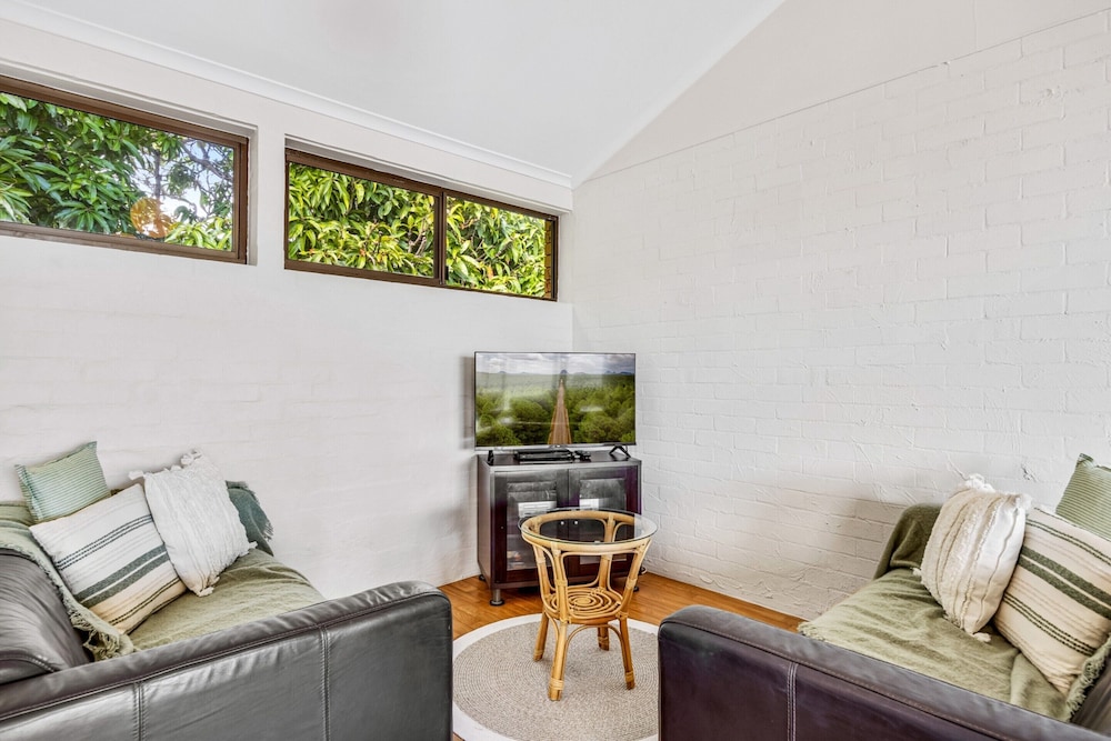 Quaint 2-bed Beach Abode With Ocean Views