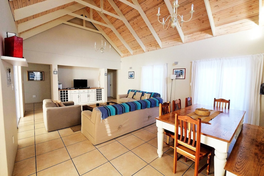 The Pelican - Stunning 3-bedroom Holiday Home in Langebaan
