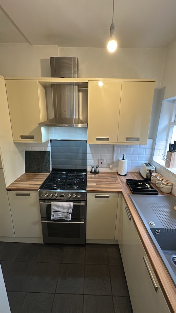 Cosy West Kensington Apartment - 3 Min to Tube