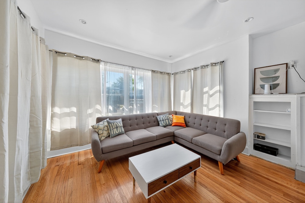 Chicago Getaway With Pool Table & Modern Comfort 3 Bedroom Home