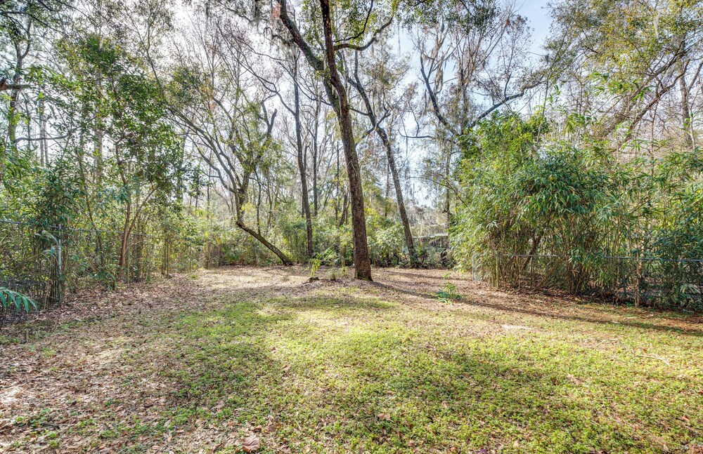 4 Mi to UF: Pet-friendly Home w/ Yard & Deck