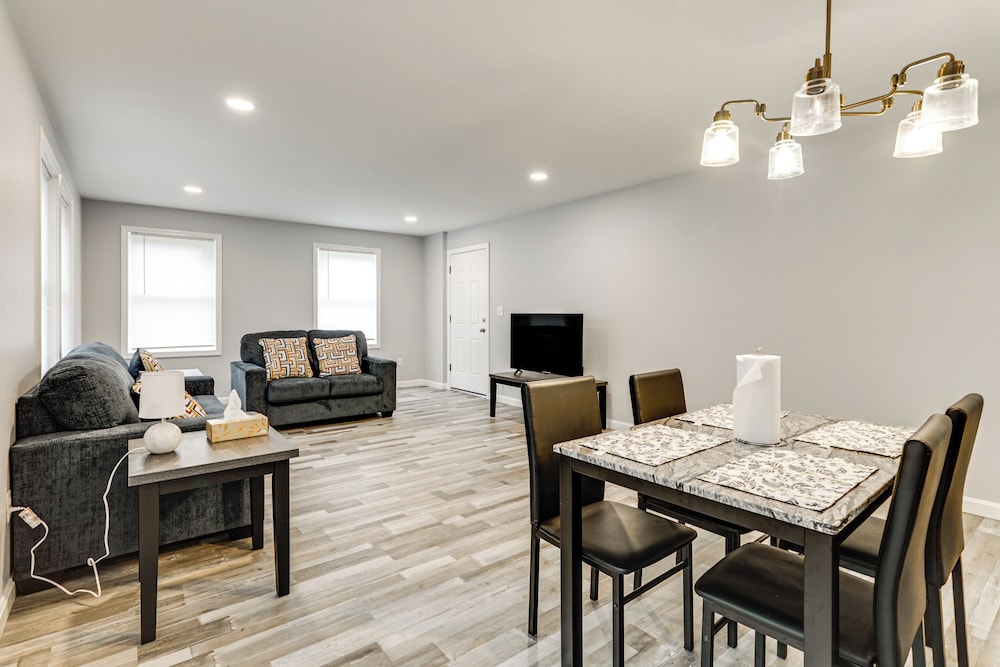 2 Mi to Dtwn Attleboro: Pet-friendly Apt!