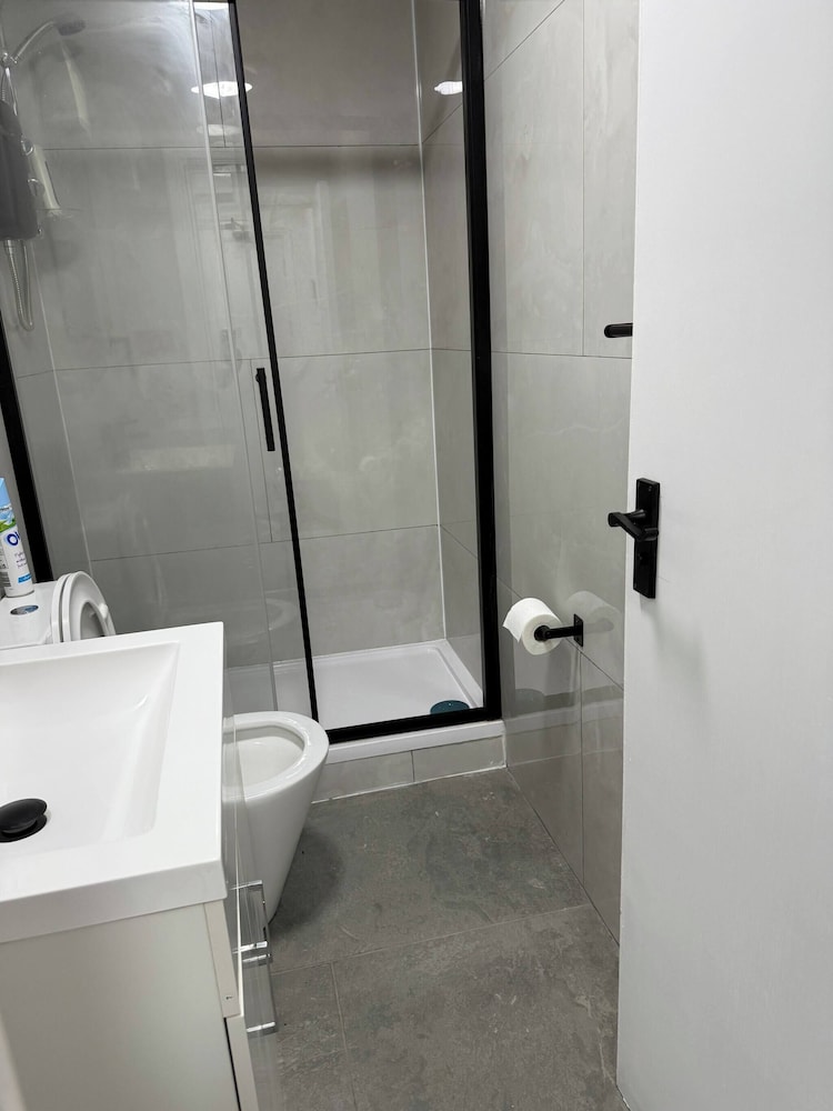 Peaceful Luton Apartment With Electric Heating & Wifi