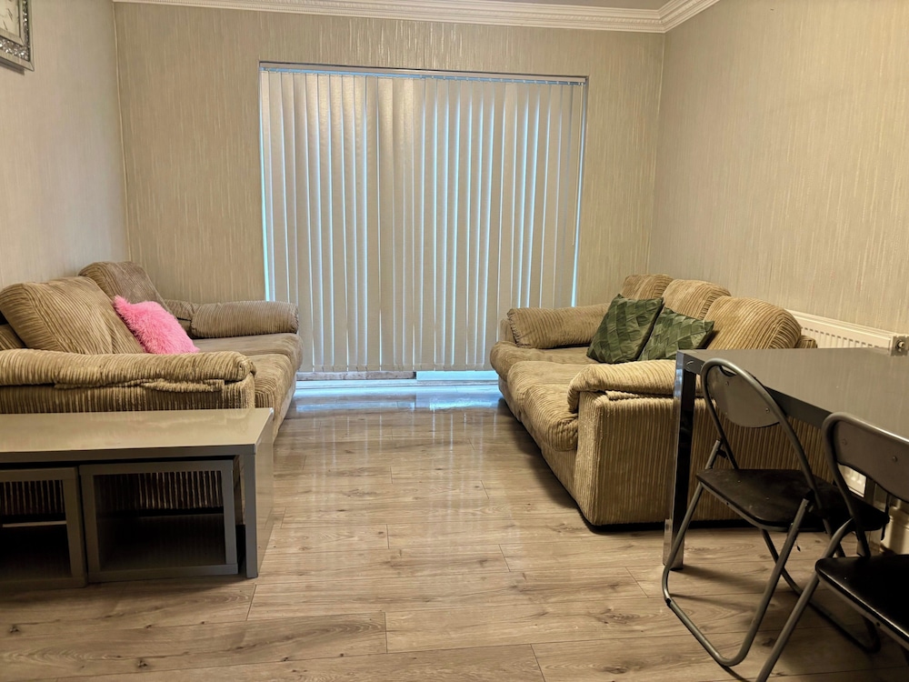 4 Bed House-sleeps 7-free Parking
