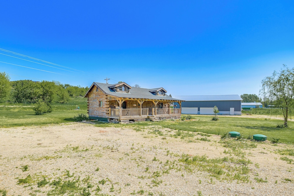 Bellevue Log Cabin w/ Gas Grill & Creek Access