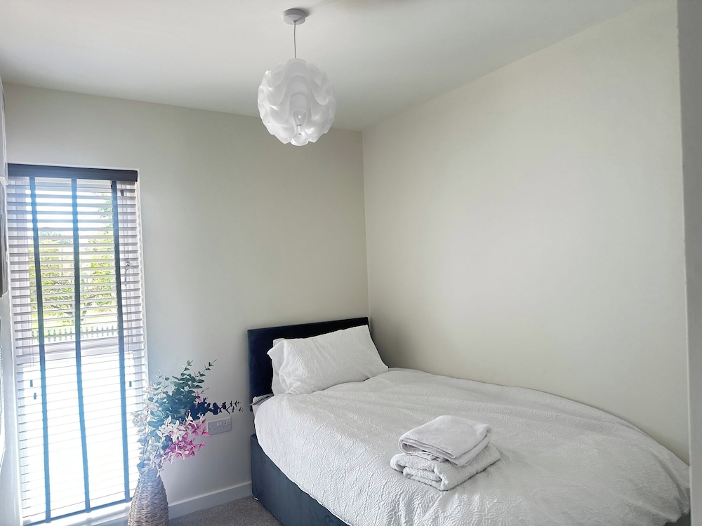 4 Bed House - Sleeps 8 - Pets - Parking - Wifi